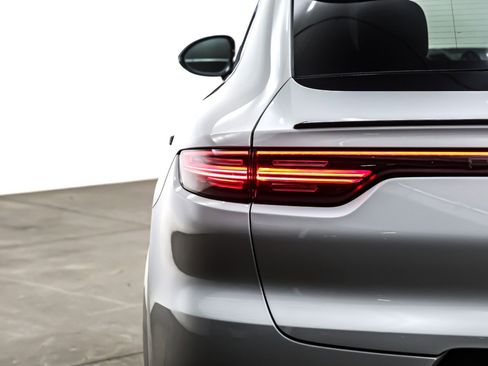 Used 2023 Porsche Cayenne Platinum Edition image 16