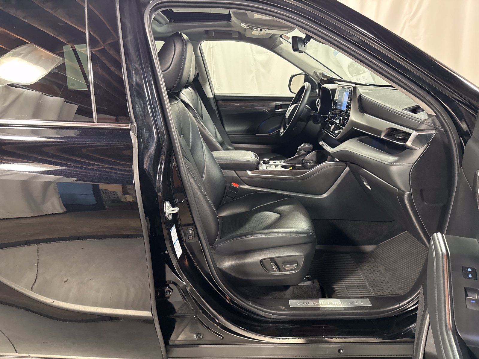 Used 2022 Toyota Highlander Limited AWD/4WD image 11