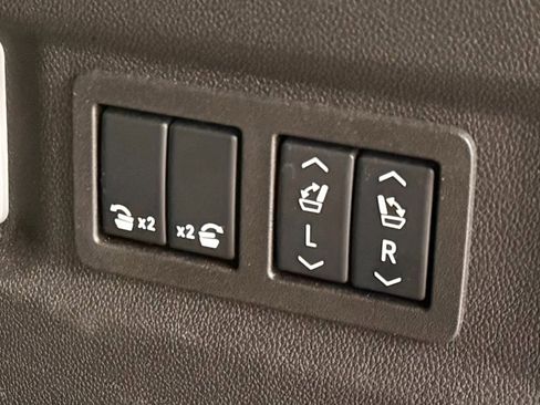 Used 2025 Chevrolet Suburban Premier image 30