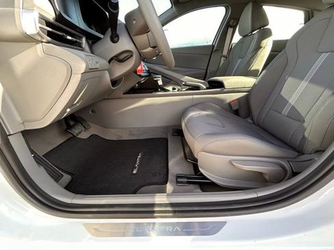 Used 2025 Hyundai Elantra SE image 20