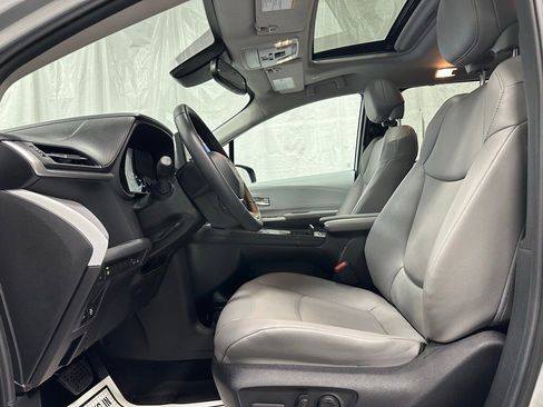 Used 2025 Toyota Sienna XLE image 15