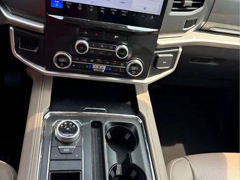 Used 2024 Ford Expedition XLT RWD image 19