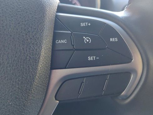 Used 2018 Jeep Grand Cherokee Laredo image 13