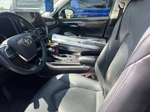 Used 2021 Toyota Highlander Limited FWD image 8