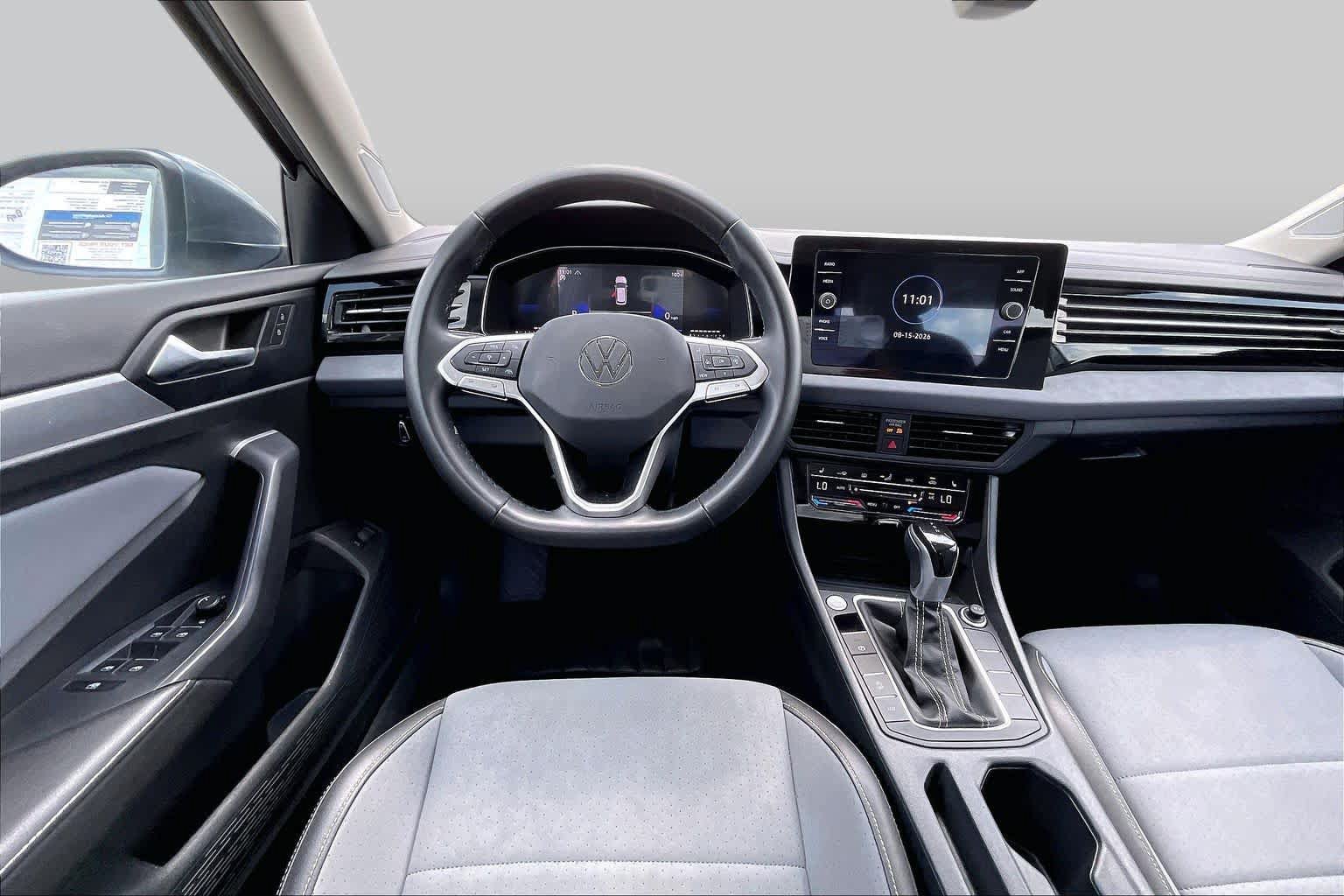 Used 2025 Volkswagen Jetta SE FWD image 6
