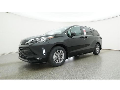 New 2026 Toyota Sienna XLE image 17