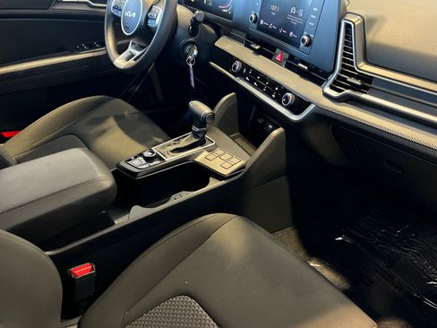 Used 2024 Kia Sportage LX image 16