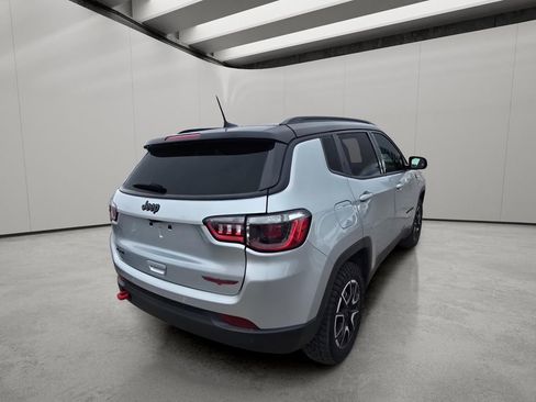 Used 2025 Jeep Compass Trailhawk image 5