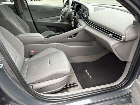 Used 2024 Hyundai Elantra SE image 13
