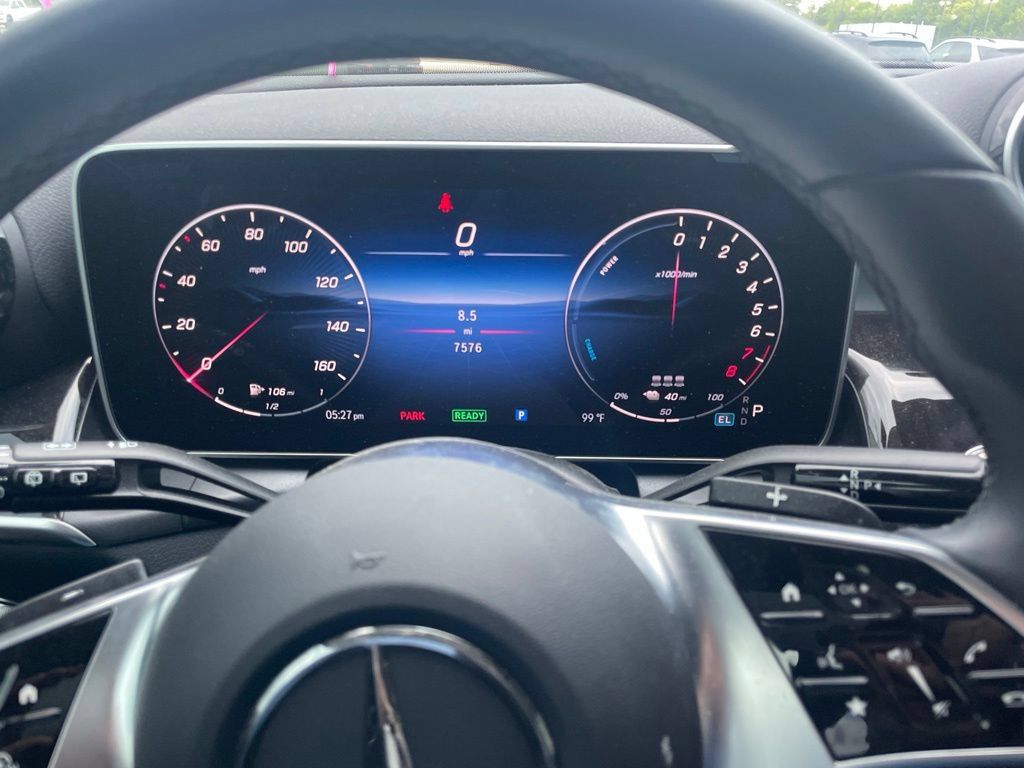 Used 2025 Mercedes-Benz GLC 350e 4MATIC image 5