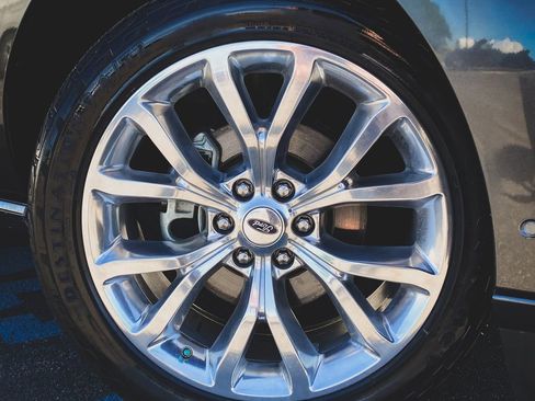 Used 2018 Ford Expedition Platinum AWD/4WD image 2
