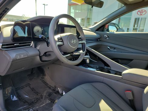 Used 2025 Hyundai Elantra SEL image 19