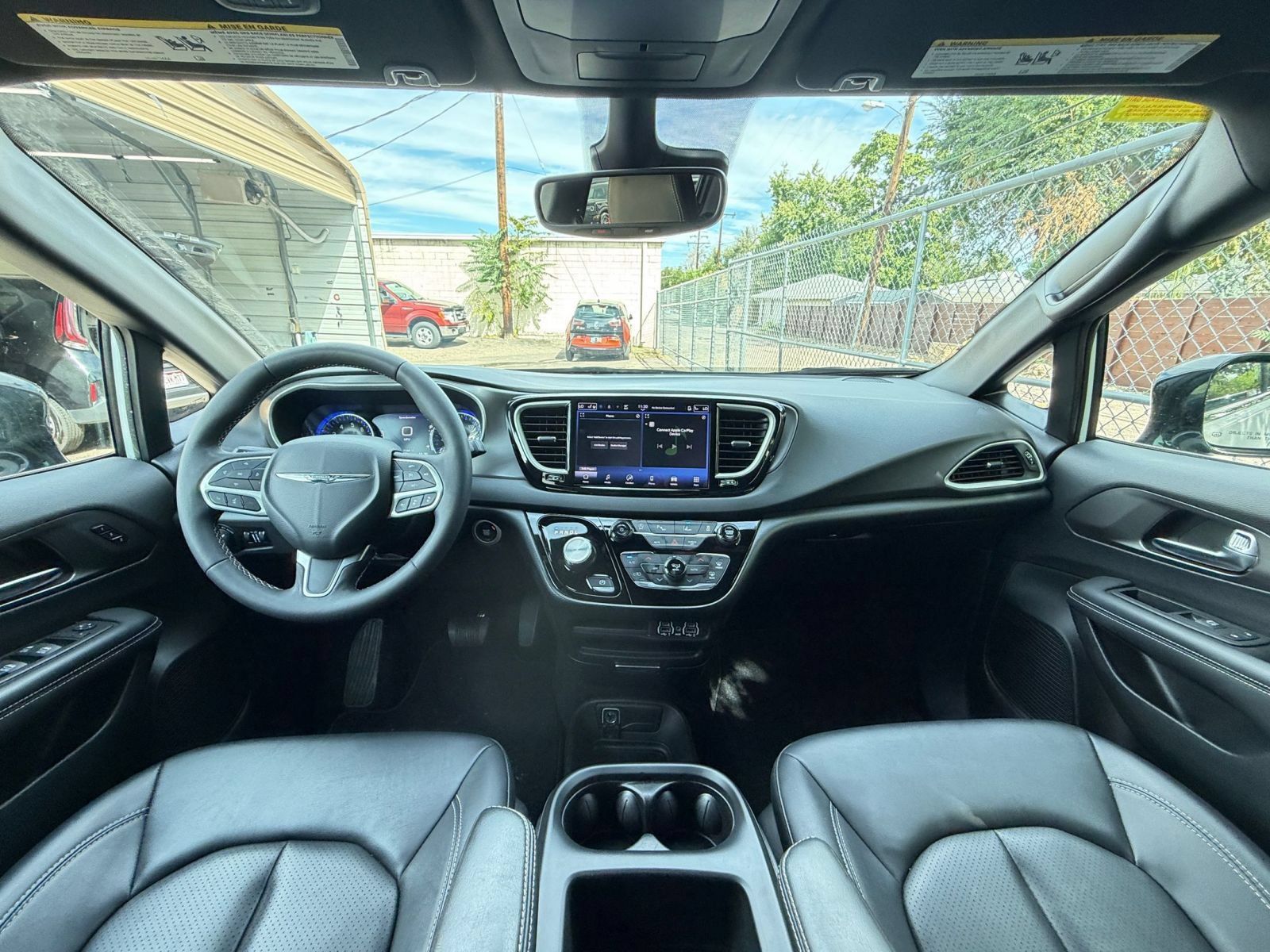 Used 2025 Chrysler Pacifica Select FWD image 19