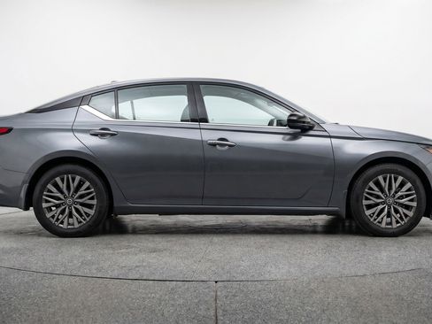 Used 2025 Nissan Altima 2.5 SV FWD image 11