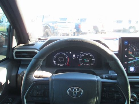 Used 2025 Toyota Tacoma TRD Sport image 32