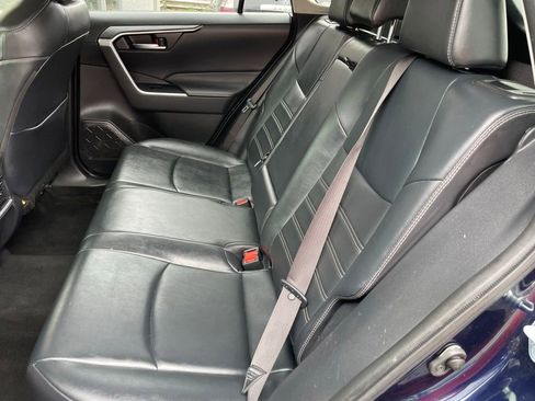 Used 2021 Toyota RAV4 XLE Premium image 7