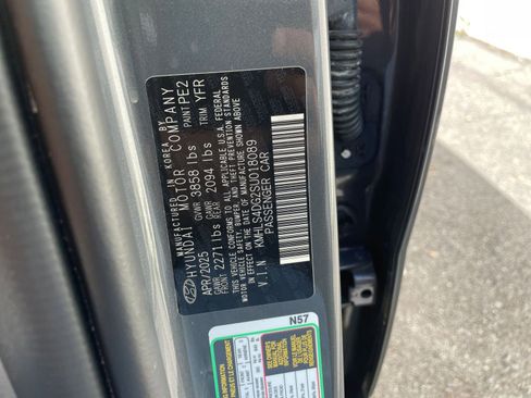 Used 2025 Hyundai Elantra SEL image 30