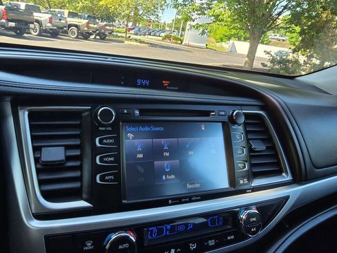 Used 2016 Toyota Highlander XLE AWD/4WD image 25