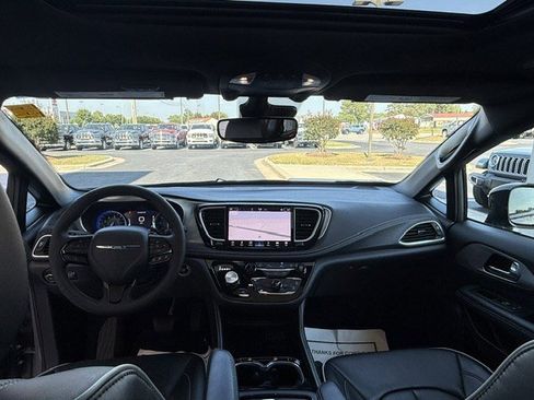 Used 2025 Chrysler Pacifica Limited FWD image 23