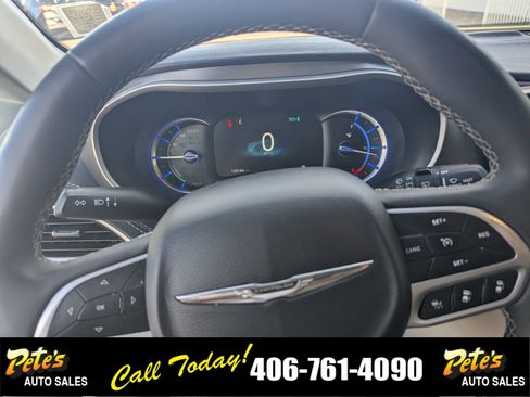 Used 2023 Chrysler Pacifica Touring-L image 31
