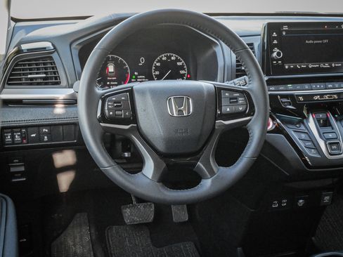 Used 2025 Honda Odyssey Touring image 6