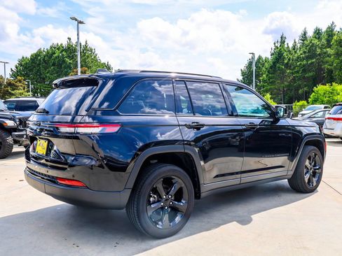 Used 2023 Jeep Grand Cherokee Altitude AWD/4WD image 6