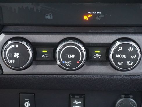 Used 2019 Toyota Tacoma TRD Sport AWD/4WD image 10