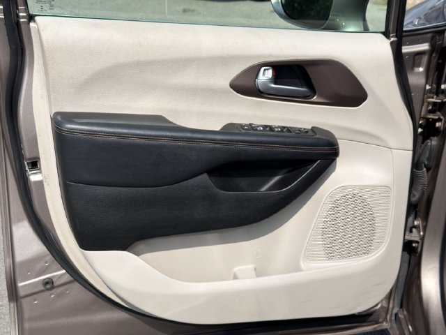 Used 2018 Chrysler Pacifica Touring-L Plus FWD image 16
