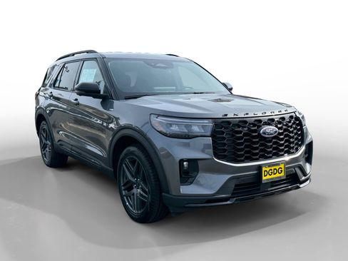 Used 2025 Ford Explorer ST-Line w/ ST-Line Street Pack image 7