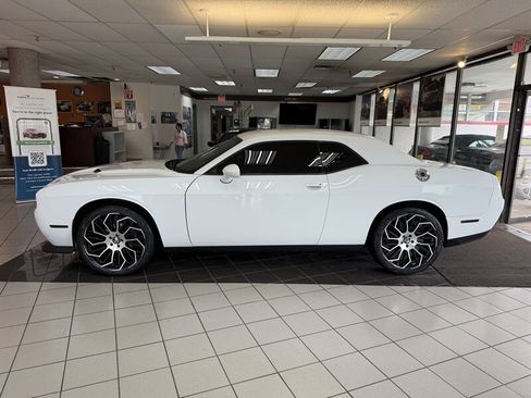 Used 2016 Dodge Challenger SXT RWD image 2