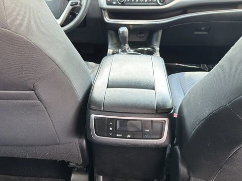 Used 2016 Toyota Highlander LE FWD image 29