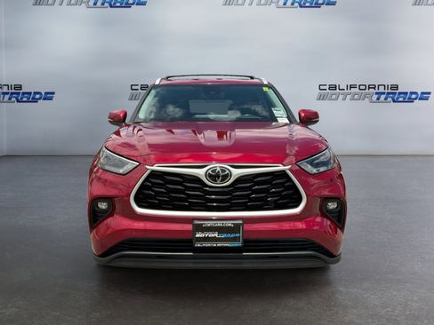 Used 2023 Toyota Highlander XLE FWD image 2