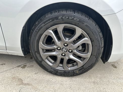 Used 2020 Toyota Yaris XLE image 32