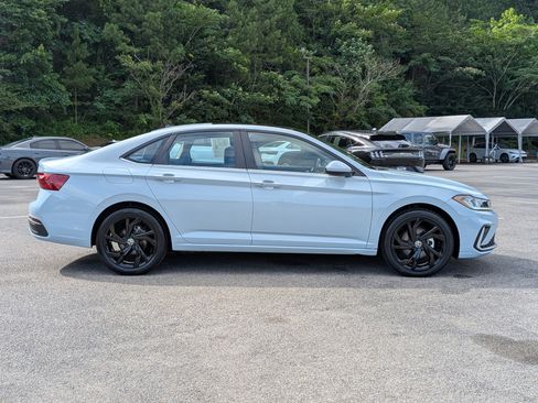 Used 2025 Volkswagen Jetta SE w/ Sunroof Package FWD image 10
