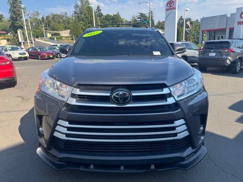 Used 2017 Toyota Highlander XLE AWD/4WD image 8