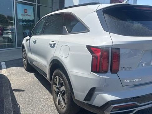 Used 2023 Kia Sorento EX w/ Panoramic Sunroof Package FWD image 4