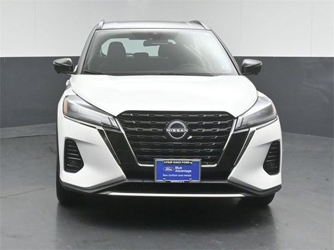 Used 2023 Nissan Kicks SR image 2