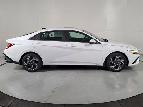 New 2025 Hyundai Elantra Limited image 3