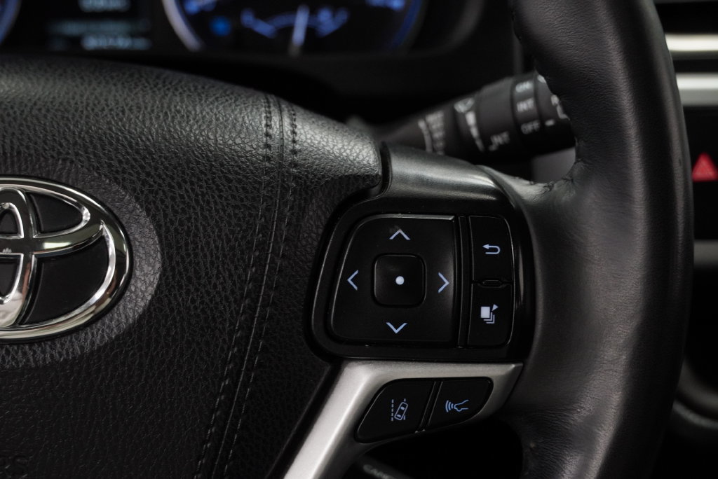 Used 2019 Toyota Highlander XLE AWD/4WD image 32