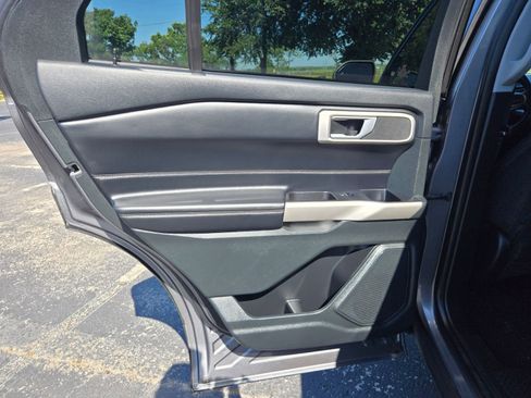Used 2023 Ford Explorer XLT AWD/4WD image 15