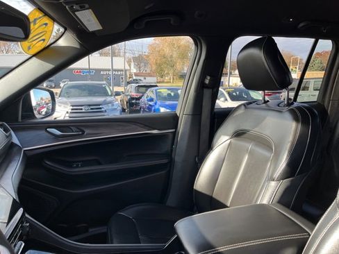 Used 2024 Jeep Grand Cherokee Limited image 27