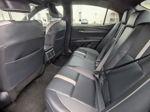 Used 2025 Toyota Camry SE FWD image 14