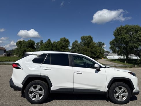 Used 2019 Toyota RAV4 LE AWD/4WD image 2