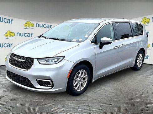 Used 2023 Chrysler Pacifica Touring-L FWD image 2