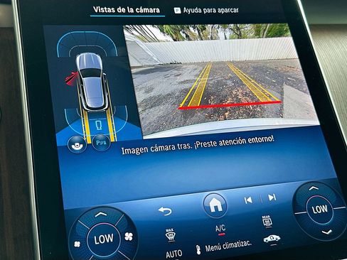 Used 2025 Mercedes-Benz GLC 300 4MATIC image 13