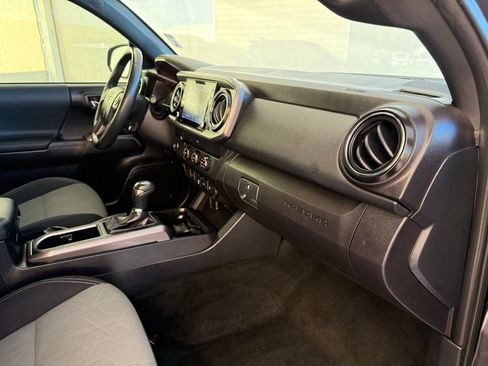Used 2020 Toyota Tacoma TRD Off-Road image 12