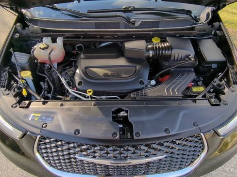 Used 2023 Chrysler Pacifica Limited FWD image 28