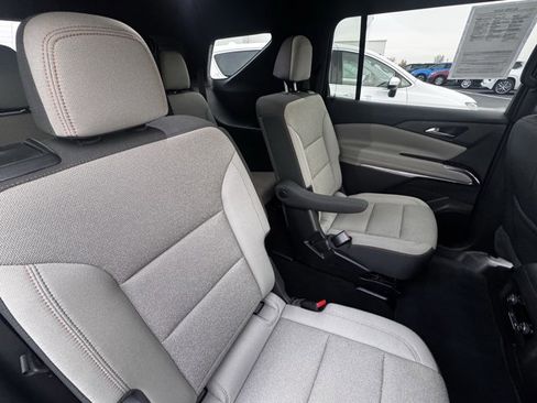 Used 2025 Chevrolet Traverse LT image 11