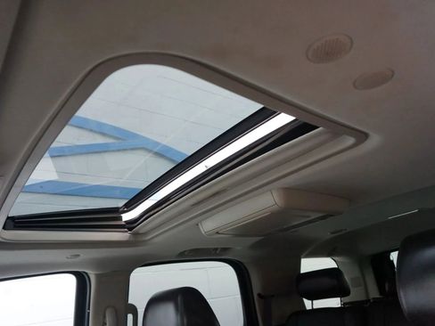 Used 2010 Cadillac Escalade Premium image 24