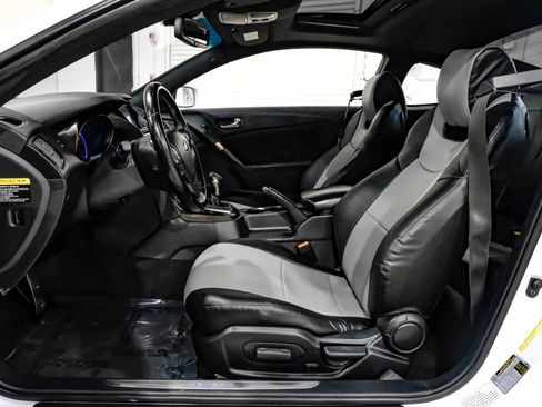 Used 2013 Hyundai Genesis 3.8 RWD image 15